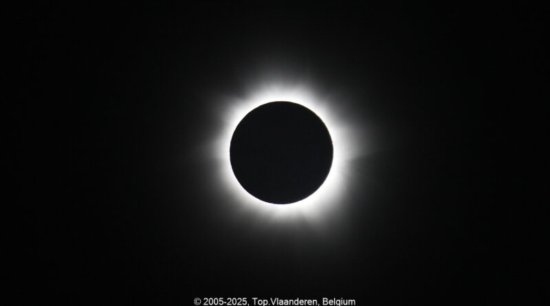 GPS: 16°28'11.406" S 144°53'0.5928" E Altitude: 467,4 m -  -  -   -  -   -  -