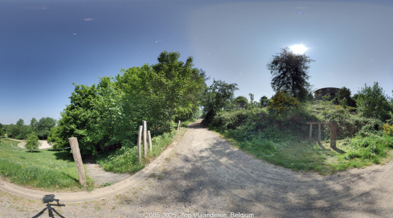 GPS: 50°47'16.6992" N 2°45'41.3748" E Altitude: 107,1 m -  -  -   -  -   -  -