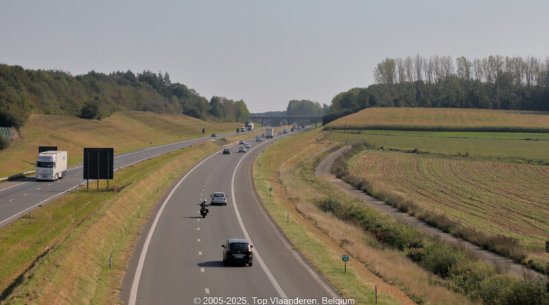 GPS: 50°51'25.5348" N 2°58'15.8988" E Altitude: 33,5 m -  -  -   -  -   -  -