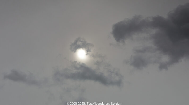 GPS: 50°45'50.22" N 2°53'54.618" E Altitude: 84,1 m -  -  -   -  -   -  -