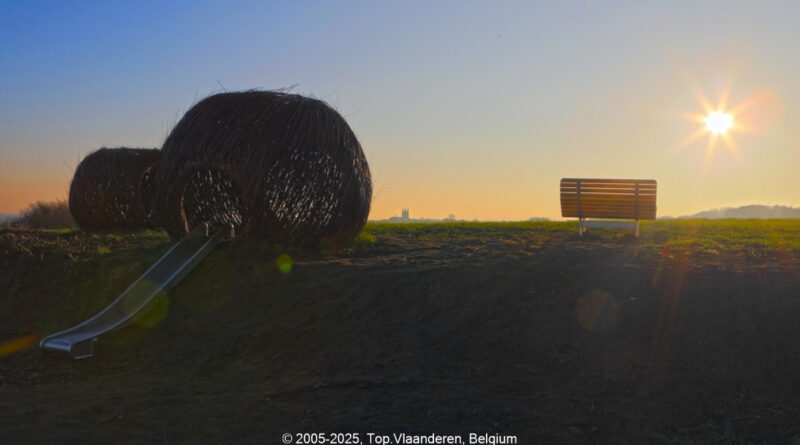 GPS: 50°47'34.764" N 2°46'57.054" E Altitude: 79,7 m -  -  -   -  -   -  -
