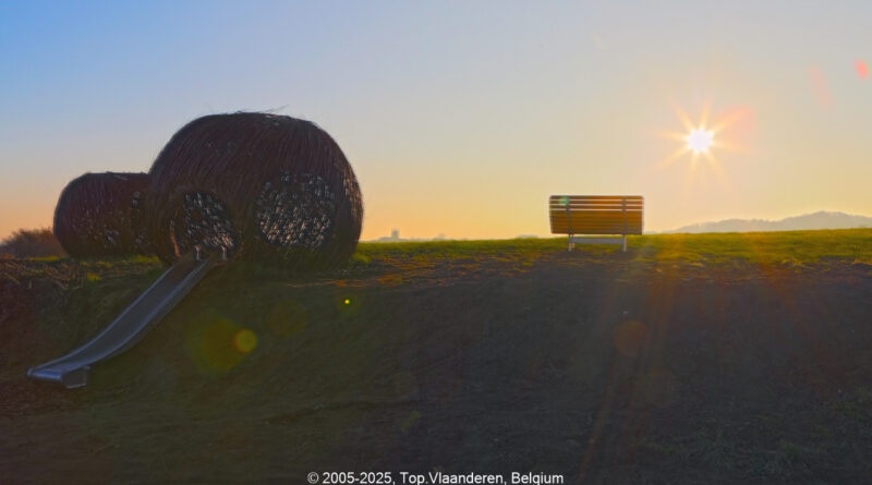 GPS: 50°47'32.4708" N 2°46'58.7928" E Altitude: 94,9 m -  -  -   -  -   -  -